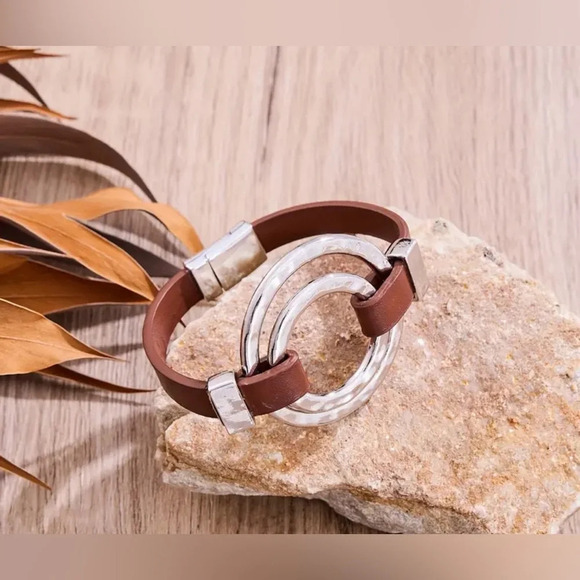 Oversized Bohemian double circle bracelet PU leather magnetic clip larger wrist - Picture 3 of 5